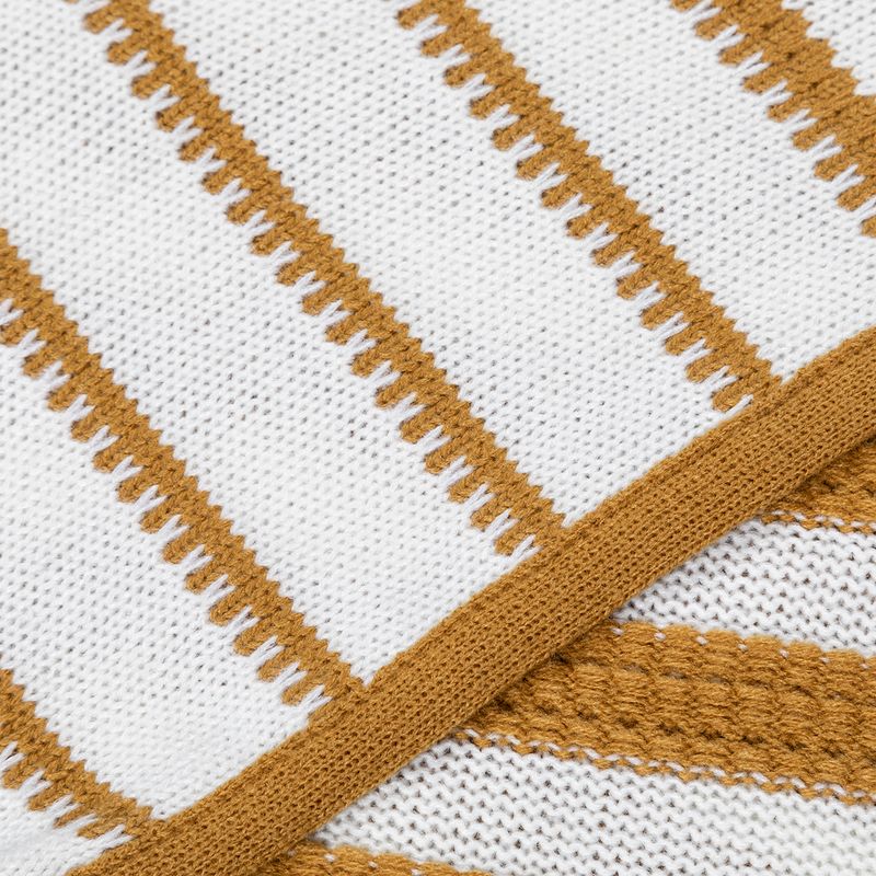MO29241-Throw-Oro-Lines-Pompones---2